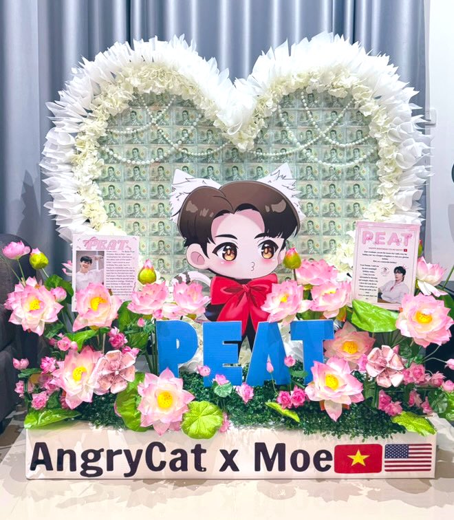 moeaprill's tweet photo. HBD baby @peatwasu 
Wishing your BD is filled with love, joy, success, and all the things that you deserve na~ You always remain close to my heart, no matter how far you are.
Lysm from USA <3
From @angrycatwst and Moe with love na 🙏🏻🥺

#PeatBirthdayรวมพลคนศีลเสมอกัน  
#Peatwasu https://t.co/XtJQp1VkQa