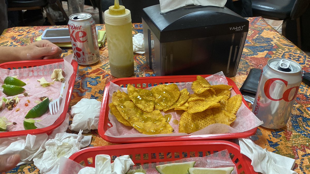 elmeroiniestra's tweet photo. After doin my shoulder workouts I came to be a fatass and enjoy some burritos with @LaPescaditaRuiz ๐
#mexicanproblems https://t.co/BosEVtrBUJ