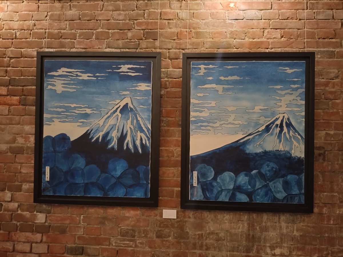 nariaki925's tweet photo. TERUさん及びゆかりのあるアーティスト達による5人展「HAKODATE ART EXHIBITION 2025 DREAMY」開催に合わせ、タ「HAKODATE BIENNALE」への道2025-箱の中の未来-「OUT OF THE BOX」が開催されております。ぜひ会場までお越しくださいませ。
#OUT_OF_THE_BOX
#teru
#GLAY
#函館旅部課長
#函館観光 https://t.co/JlFhsj7Uju