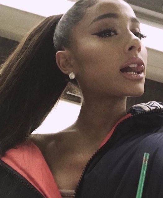 arianacraves's tweet photo. this ariana grande selfie. https://t.co/xEWynFtWpF