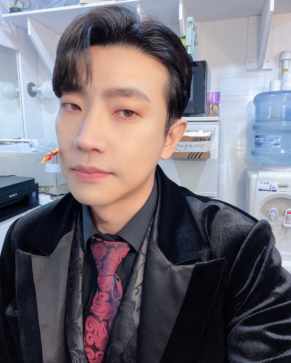 goodfriends2020's tweet photo. [#고상호] #클로버 #비하인드컷
헬렐X고상호와 함께 선물같은 3개월 되셨을까요?🎁
아직 한 번의 기회가 남았으니 잠시 후 7시 대학로 자유극장에서 🎫
환상적인 이야기 함께 즐기시고 <클로버> 속 정인이처럼 나를 위한🐈‍⬛ 소중한 선택이 계속되길 바랍니다🤎

#KOSANGHO #CLOVER #헬렐 #굿프_보다 https://t.co/P7PDmmXPUw
