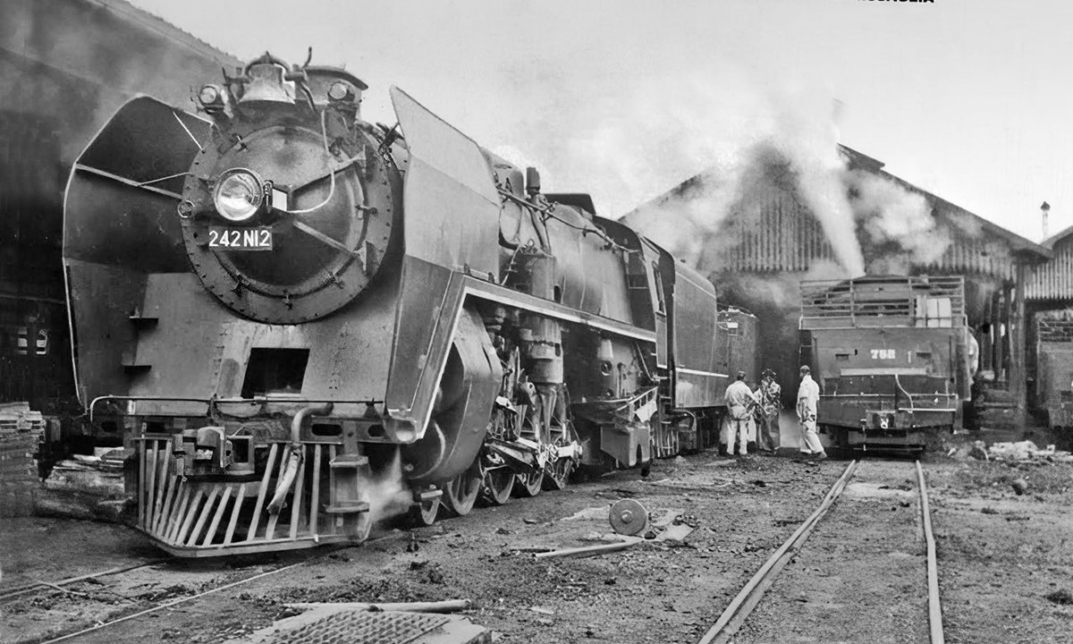 VicAlbert11's tweet image. Departamento Nacional de Estradas de Ferro (DNEF) 242N class metre gauge 4-8-4 Northern No. 242 N12 (GESLA, 1952) at Campinas, São Paulo soon after delivery. A French design by Andre Chapelon but too sophisticated for Brasil.