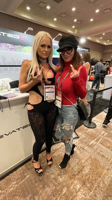 1 pic. It was so good to see you @rachelaziani!! ❤️❤️❤️ https://t.co/4ar4B4pUwt