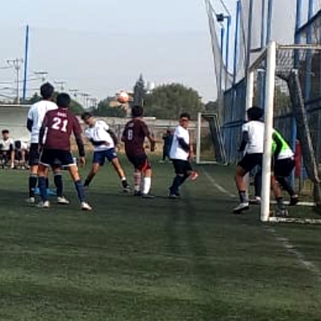 En una jornada muy demandante, jugando tiempos extra y con partidos de corrido, nuestros alumnos de secundaria llegaron a la final de los Juegos Deportivos Estatales y Paraestatales de la Educación Básica 2024-2025, misma que ganaron por la mínima diferencia 1-0.

#SoyZamá