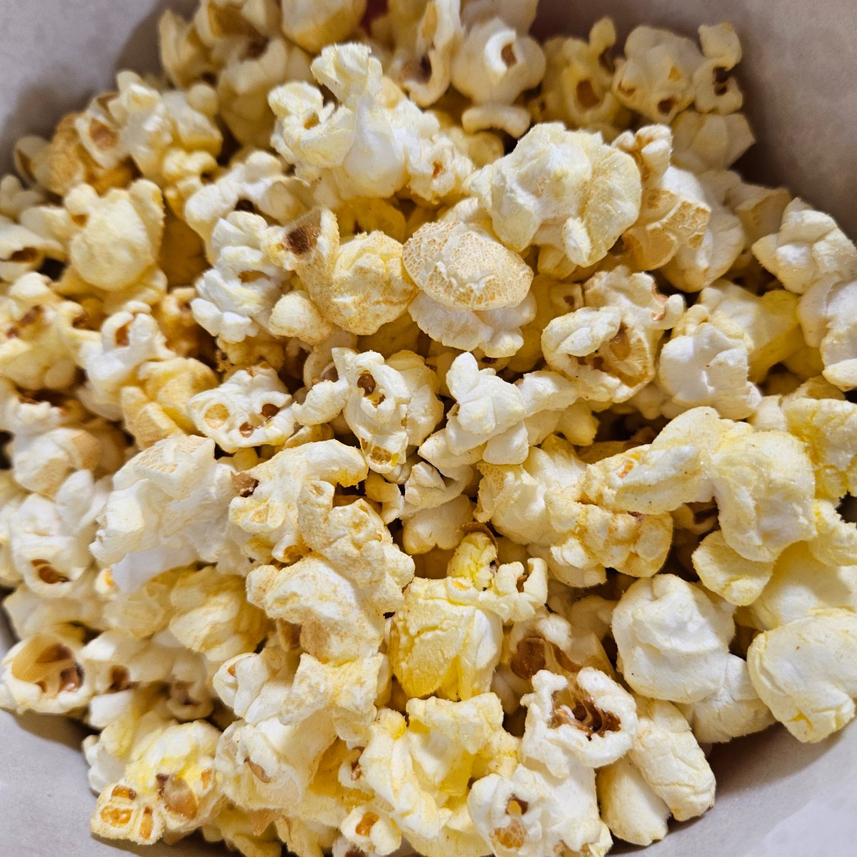 原作版のゴローさんが劇映画 #孤独のグルメ を見に行った話🍜(4/4)
ちなみにポップコーンを一気食いしてしまったのは本当で、アクスタは後日通販で買いました(到着待ち)
ロングクリアファイルとエコバッグも再版されたら嬉しいです🙏
#ゴロー完売