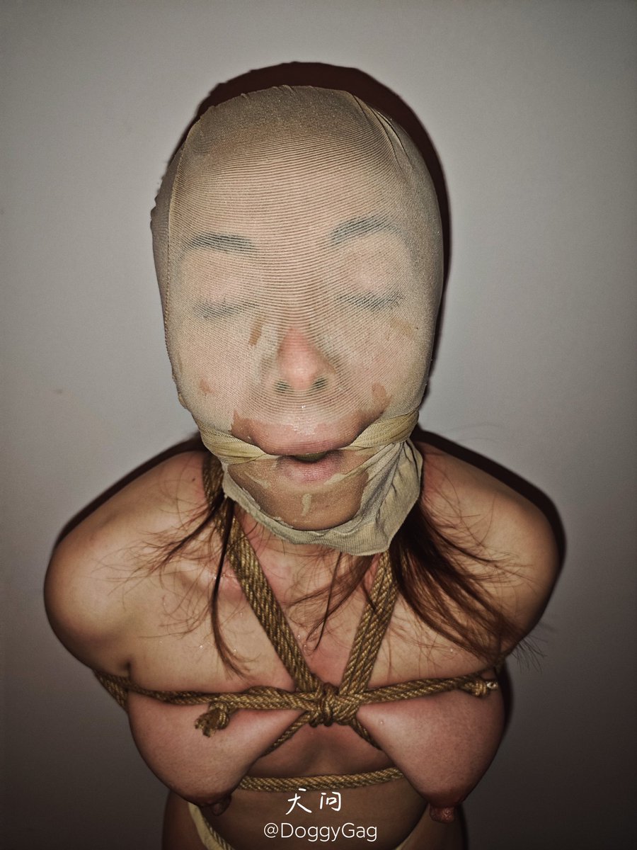 大律师又忍不住在开案件会议的时候发情了，只能下了会立即扒光制服紧缚起来，把穿了两天满是淫水的肉色丝袜套到头上，勒紧小嘴，放置在办公室里，可别被上午刚挨过大律师骂的实习生发现了。
#紧缚 #羞辱 #BDSM #丝袜套头 #恋足癖 #律师 #制服 #反差 #放置 #肉丝 #颜面 #羞耻 #臭脚