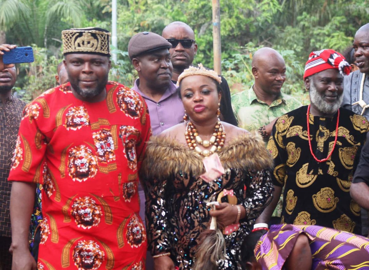 ejor2cool's tweet photo. BUILDING BRIDGES ACROSS ALL DEVICES....

Ugo Ferdinand Ukwueze, @UgoFedOfficial, the Igbo-Eze South LGA Chairman and the ALGON 002  in a solidarity visit to Chief Hon  Jonathan Emmanuel Ikechukwu during his title confirmation as the Ede Eze of Alor-Agu, Igbo-Eze South LGA. https://t.co/umdjMOMdiV