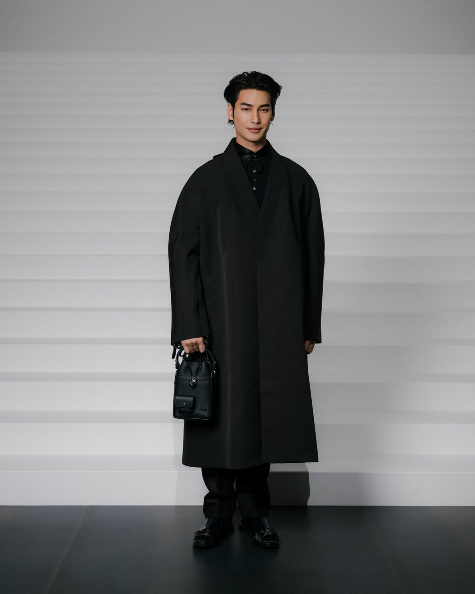 ディオール アンバサダーの <a href="/Nnattawin1/">Nnattawin</a> は、#DiorWinter25 ショー on.dior.com/menwinter2025-… への到着で待機中のファンを安心させ、キム・ジョーンズの最新コレクションを目撃する #StarsinDior に加わりました。