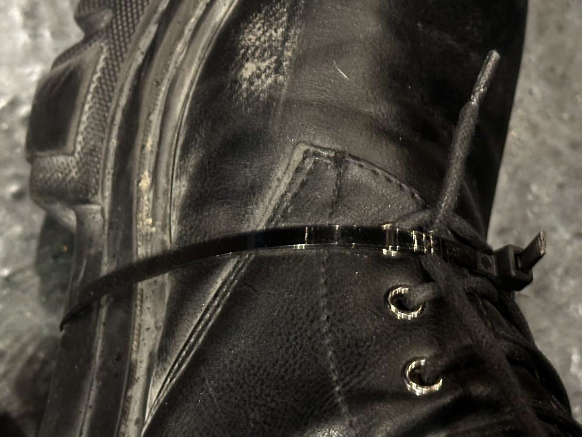 LillianneMoo's tweet image. #ASG のブースに挨拶行ったらタイラップくれた😂助かった😂