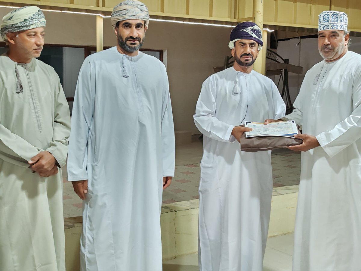 نظم فريق الصمود بنزوى  مساء الخميس 23 يناير 2025 م حفلاً لتكريم أعضاء لجان التنظيم المشاركون في تنظيم مسير نزوى السياحي وذلك تحت رعاية الاستاذ خلفان بن حمد الزيدي رئيس نادي نزوى وبحضور عدد من رؤساء وأعضاء الفرق الاهلية المشاركة في تنظيم المسير وعدد من الإعلامين من ولاية نزوى.