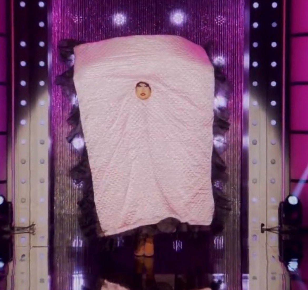 jonistrying's tweet photo. #dragrace 

him: u better not be a cunty mattress when i get there

me: https://t.co/EcxaNPaHW4