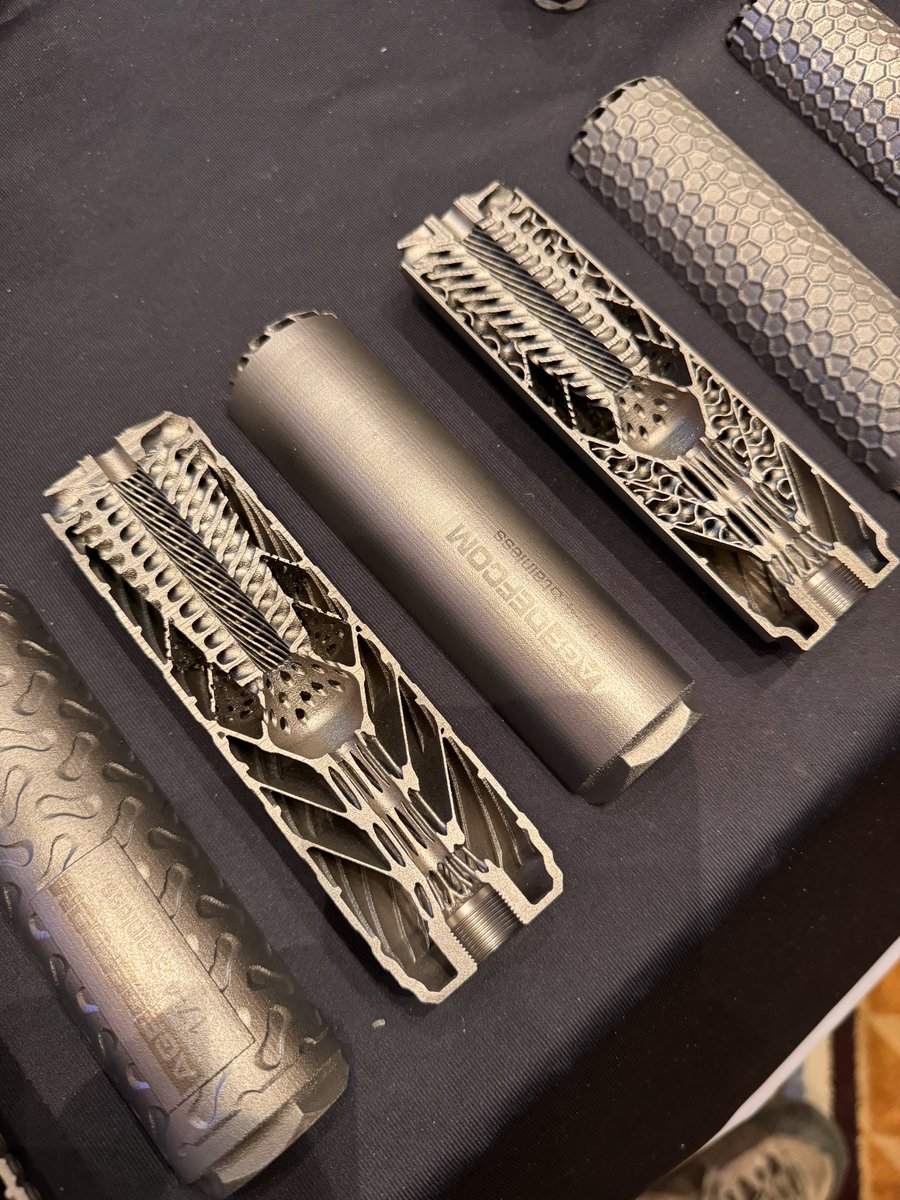 LogannGames's tweet photo. This 3D printing technology is pretty wild https://t.co/yyZorKlkZC
