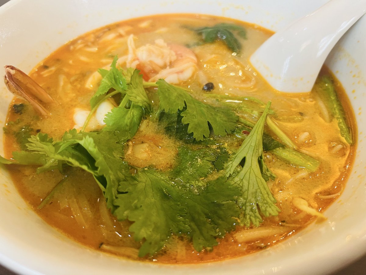 まじで世界一うまかったこのトムヤムクンフォー...

麺が細く少し平べったいけ、スープがよく絡んでバカうま...また食べたい🤤🍜