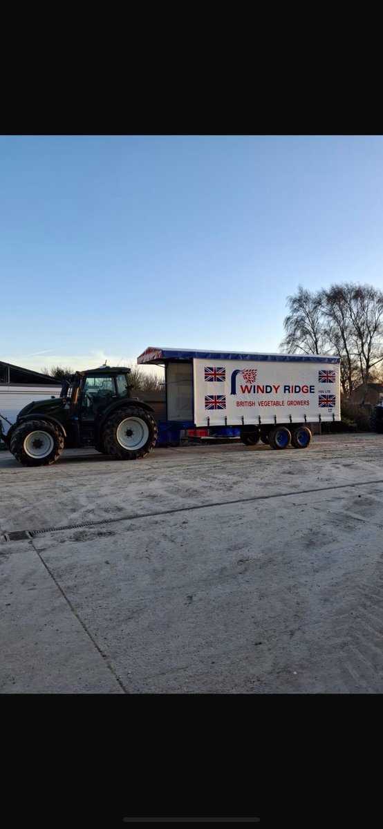 NFUHollandLincs's tweet photo. Glorious morning for the national Farming Day of Unity. @WindyRidgeVeg fit check on tractor &amp; trailer! 🥦🥕🫛
#stopfamilyfarmtax 
📍Boston, Lincolnshire https://t.co/xgb0Sb7nv4