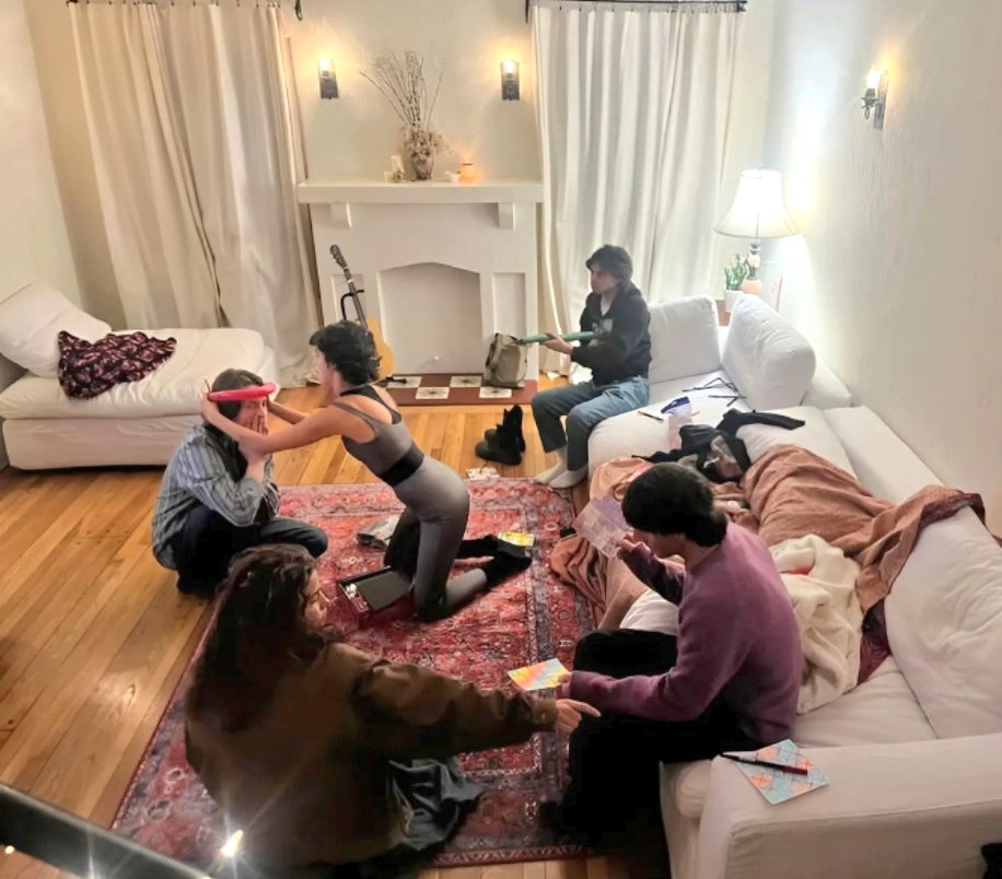 percy_updates's tweet photo. New 📷: how creative people spend their cosy evenings 🖌💡 #PercyHynesWhite with friends crafting something

Via ig maheadalton https://t.co/irsCY1AgdN