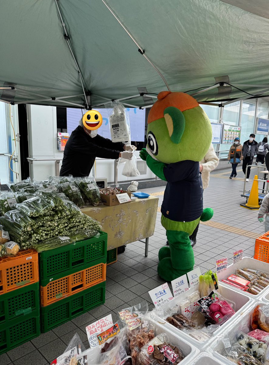 yo_tan's tweet photo. マルシェでお買い物中のイッちゃん💚
真剣に選んでます!!
今回のお買い物は、今日集まったラヴァーズを想像しながらイッちゃんがお買い物して、後でプレゼントしてくれるという神企画🙌🏻
#大崎さんと冬散歩 #大崎一番太郎 #project30 #ride22 #大崎マルシェ https://t.co/dfkAsIy2RD