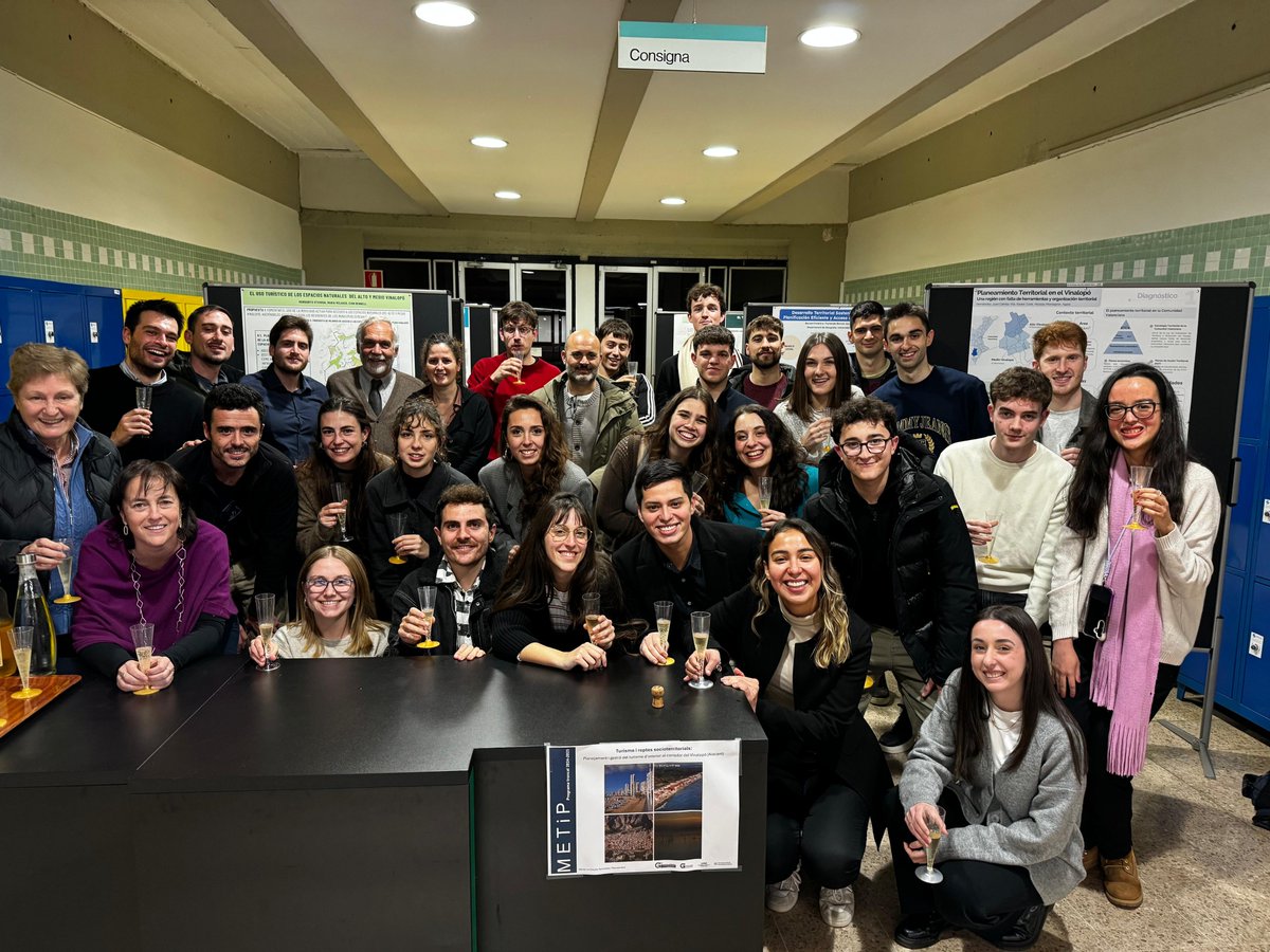 Presentació del projecte troncal de l'edició 2024-25 del Màster oficial en Estudis Territorials i Planejament (METiP) de @geografia_uab i <a href="/uablletres/">Filosofia i Lletres</a> i coordinat per <a href="/asunblancor/">Asun Blanco Romero</a>. En breu el document final 📒 i ara un àlbum de 📷.
photos.google.com/share/AF1QipOU…