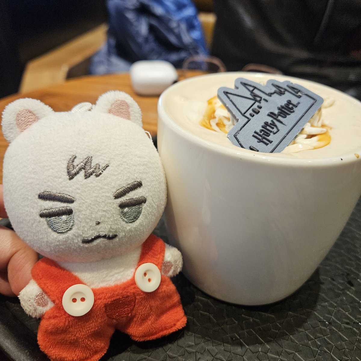 #데일리맵톨
토리 관악산 다녀오고 뻗음.
구름 한점 없는 맑은 하늘... 아련하게 과천방향을 바라보며 폼을 잡는다(지금 봤는데 뒷통수 왜 찌그러져 보이지ㅠ)
스타벅스에서 마지막? 골든 바닐라라떼 마심
이번엔 새로운 초콜릿이다~ (하필 푸른색이라 식욕 떨어지지만 맛은 있음)