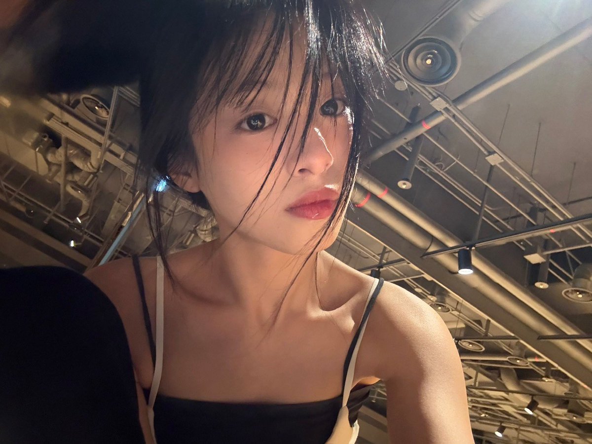 ahyeonpicture's tweet photo. AHYEON WEVERSE UPDATE 🍭 https://t.co/jh7st5eh1h