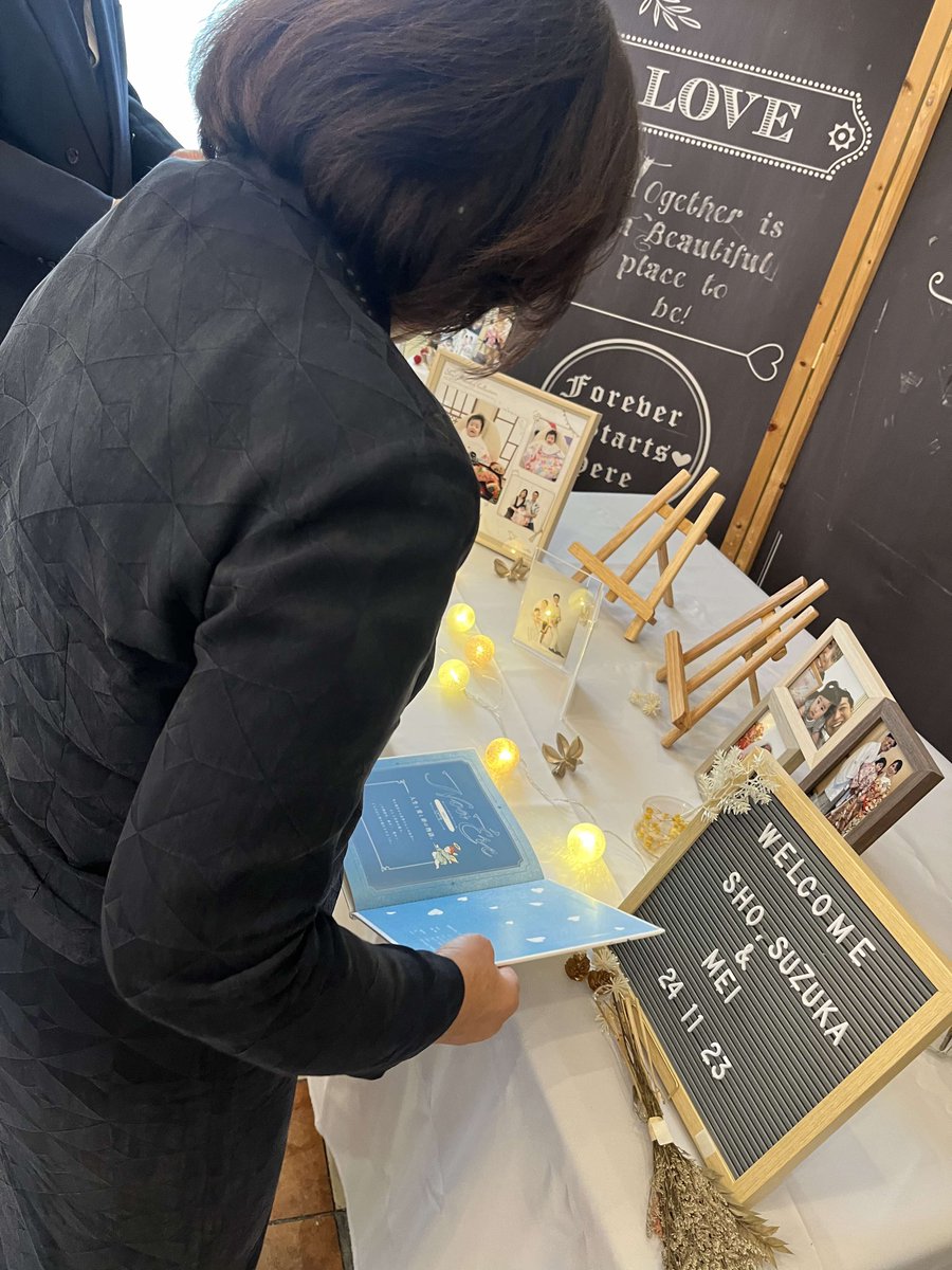 kunikabu's tweet photo. 【結婚式の準備が思い出に変わる絵本】
「準備の時間が、二人の新しい思い出になりました。」
NoaÉreを作る過程で、新郎新婦は両家の家族に連絡を取り、幼少期の写真やエピソードを集めました。
「母がこんなこと覚えてたんだ」「父がこんなに話してくれるなんて」と新たな発見があり、準備自体が感動の連続に。
「この絵本を作る時間が一番の思い出になった」と語る二人に、参列者も「私も作ってみたい」と感動を共有しました。