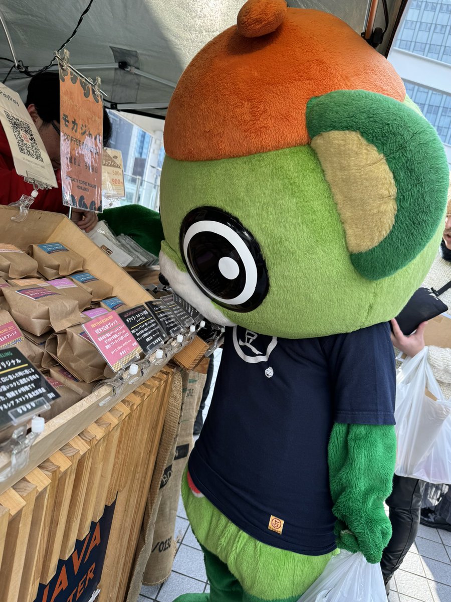 yo_tan's tweet photo. 不知火にコーヒーにとバラエティに富んだお買い物☆
真剣に選ぶ後ろ姿が愛おしい💚
#大崎さんと冬散歩 #大崎一番太郎 #project30 #ride22 #大崎マルシェ https://t.co/SUcHeEAvn7