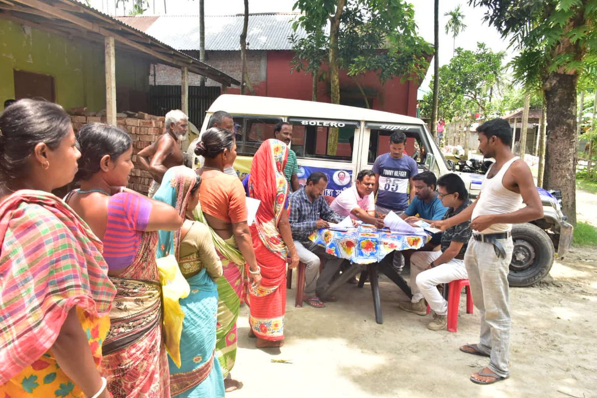 BSitalkuch60356's tweet photo. Mobile camps at various remote and far-flung areas under Sitalkuchi Block during #DuareSarkar 9th Phase.
@DMCoochbehar @SdmMathabhanga 
@MSdico @egiye_bangla https://t.co/7BXsJOiZnK