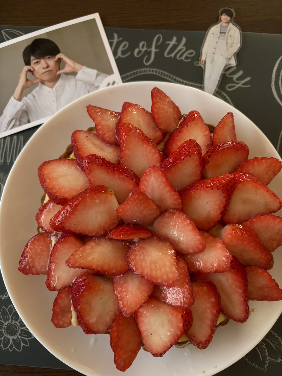 5rainbow83's tweet photo. #HappyRedSho
 #櫻井翔誕生祭2025 

いちごタルトを手作りしてみました🍓🍓🍓 タルト台から作ったから2日がかり、スーパーで1パック880円のいちごでもめちゃくちゃ美味しく出来て家族にも大好評😋
翔くんお誕生日おめでとう🎂 https://t.co/jyptJ1wWor