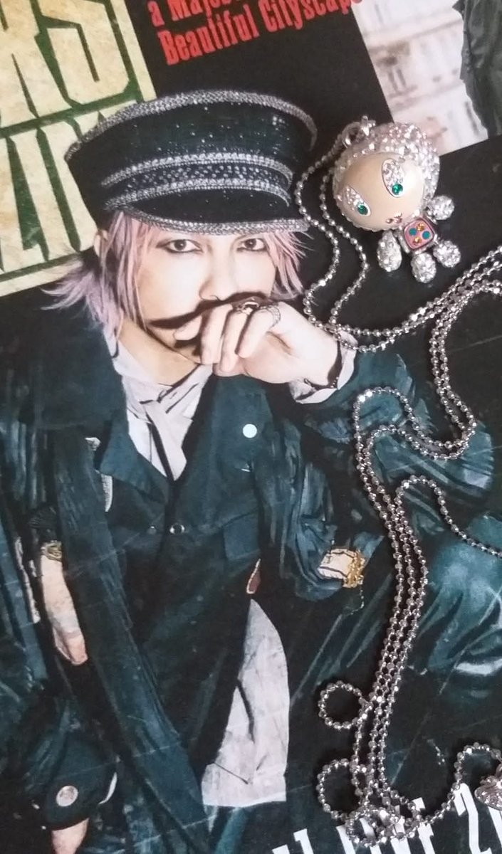 vaHorvth10's tweet photo. @HydeOfficial_ 💎🌟🤩
Now I know who inspired them.💥🌟💎 https://t.co/6f0qbOeide
