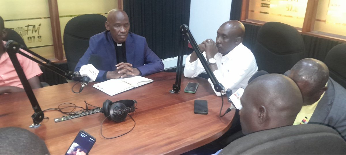 smugisha2014's tweet photo. I'm live at kazo fm talking about fundamental change @39yrs of Nrm @StateHouseUg @KagutaMuseveni @JanetMuseveni https://t.co/3qJWv30dP1