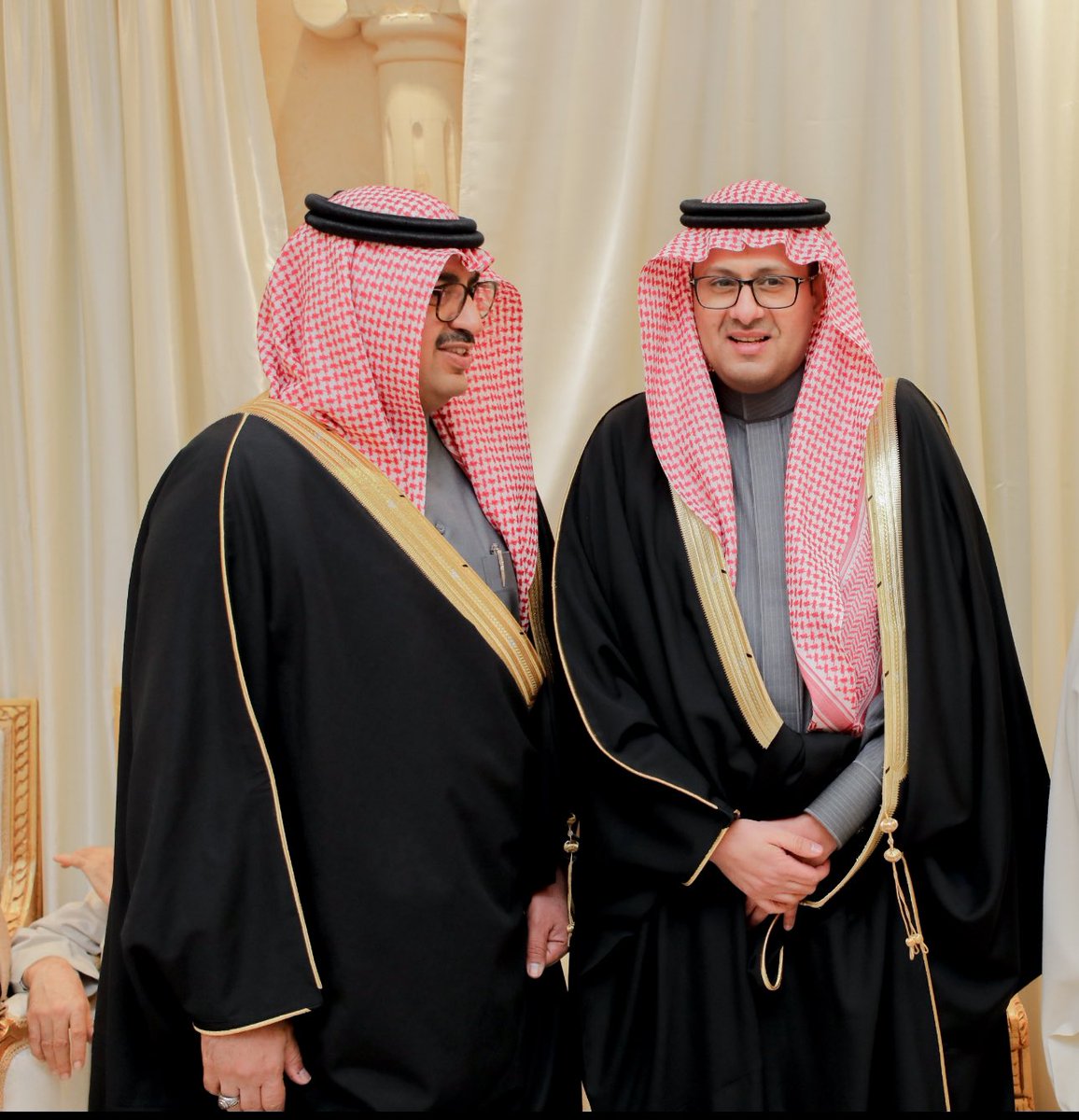 أسمى آيات التهاني والتبريكات 
لأخي معالي الأستاذ/ عبدالهادي بن أحمد  المنصوري بمناسبة صدور الأمر الملكي الكريم بالتمديد لمعاليه  مساعدًا لوزير الخارجية للشؤون التنفيذية بمرتبة وزير.
أسأل الله ان يعينه ويوفقه لخدمه دينه ومليكه ووطنه

<a href="/abdulhadimans/">عبدالهادي بن أحمد المنصوري</a>