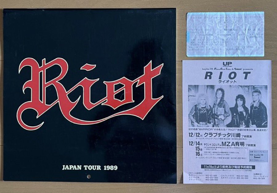 tatsurocker's tweet photo. RIOTのMark Realeの命日だったのですね。
RIOTの初来日公演は衝撃でした。それから何度も来日する度にサイン会もあって沢山お話もできました。声が小さく控えめに話をする姿が忘れられません。サインも小さなサインでした。
Mark RealeはいませんがRIOTは頑張ってます。
#MarkReale
#RIOT
#RIOTV https://t.co/s9EaiJcwiL