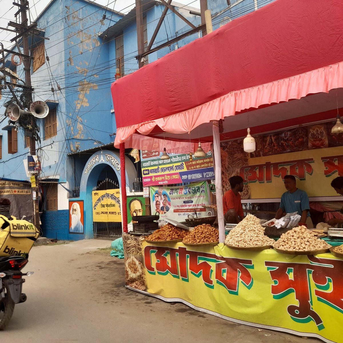 gpranab2012's tweet photo. Can '#Utsavs' (#Fests) Erase Gloom?
"We've come from Barasat," said the sweetmeat-maker, manning his temp. "Nandan Utsav" stall, Saturday morn., at #Belghoria, part of both (extended) #Kolkata & #N24Pgs! "Do you come here every year?" I naively ask. "T'is mela's 1st yr!"
cont'd.2 https://t.co/y5EKPkug6k