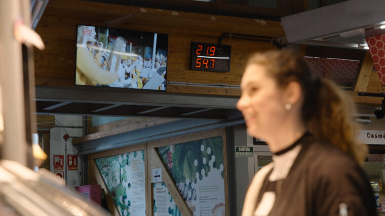 MercatsBCN's tweet photo. 📺 Coneixes Mercats TV? 

👉 És un canal d'informació sobre productes i serveis dels #MercatsDeBarcelona. 

Aquest any s'estrenen nous continguts i formats. 

🔝 S’emet a 100 pantalles de televisió dels 39 edificis dels mercats i 2 videowalls. 

🔗 https://t.co/4BHBiR4ZQC https://t.co/8Oqw5Hojjo