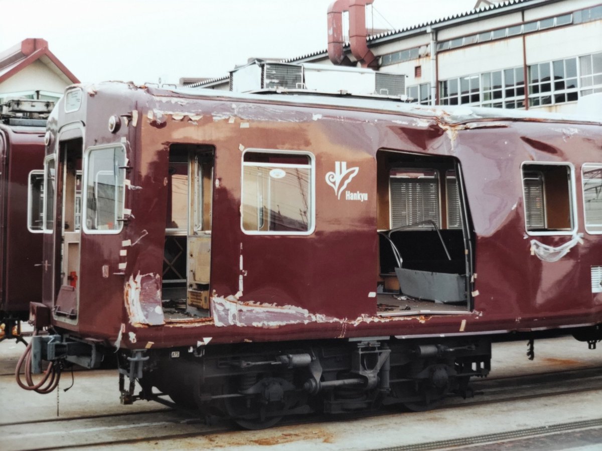 AZUKI_FS369A's tweet photo. #あの日あの時1995 
伊丹駅駅舎崩壊時、停車中だったc#3109は高架ホームごと地上に落下した。車体は構体が歪むほど損傷が激しく、復旧されることなく廃車解体されました。（1995.5 正雀工） https://t.co/FB6trgNGan