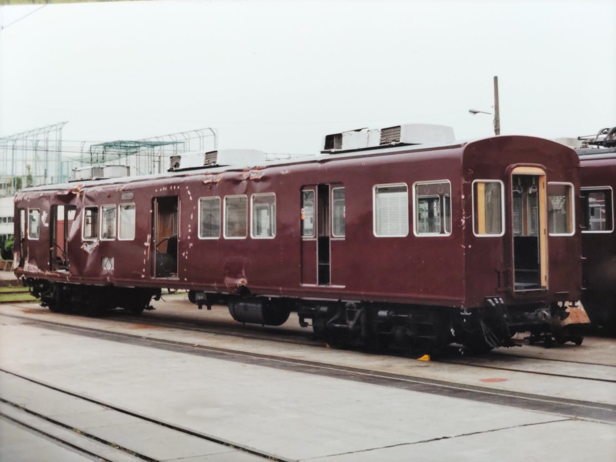 AZUKI_FS369A's tweet photo. #あの日あの時1995 
伊丹駅駅舎崩壊時、停車中だったc#3109は高架ホームごと地上に落下した。車体は構体が歪むほど損傷が激しく、復旧されることなく廃車解体されました。（1995.5 正雀工） https://t.co/FB6trgNGan
