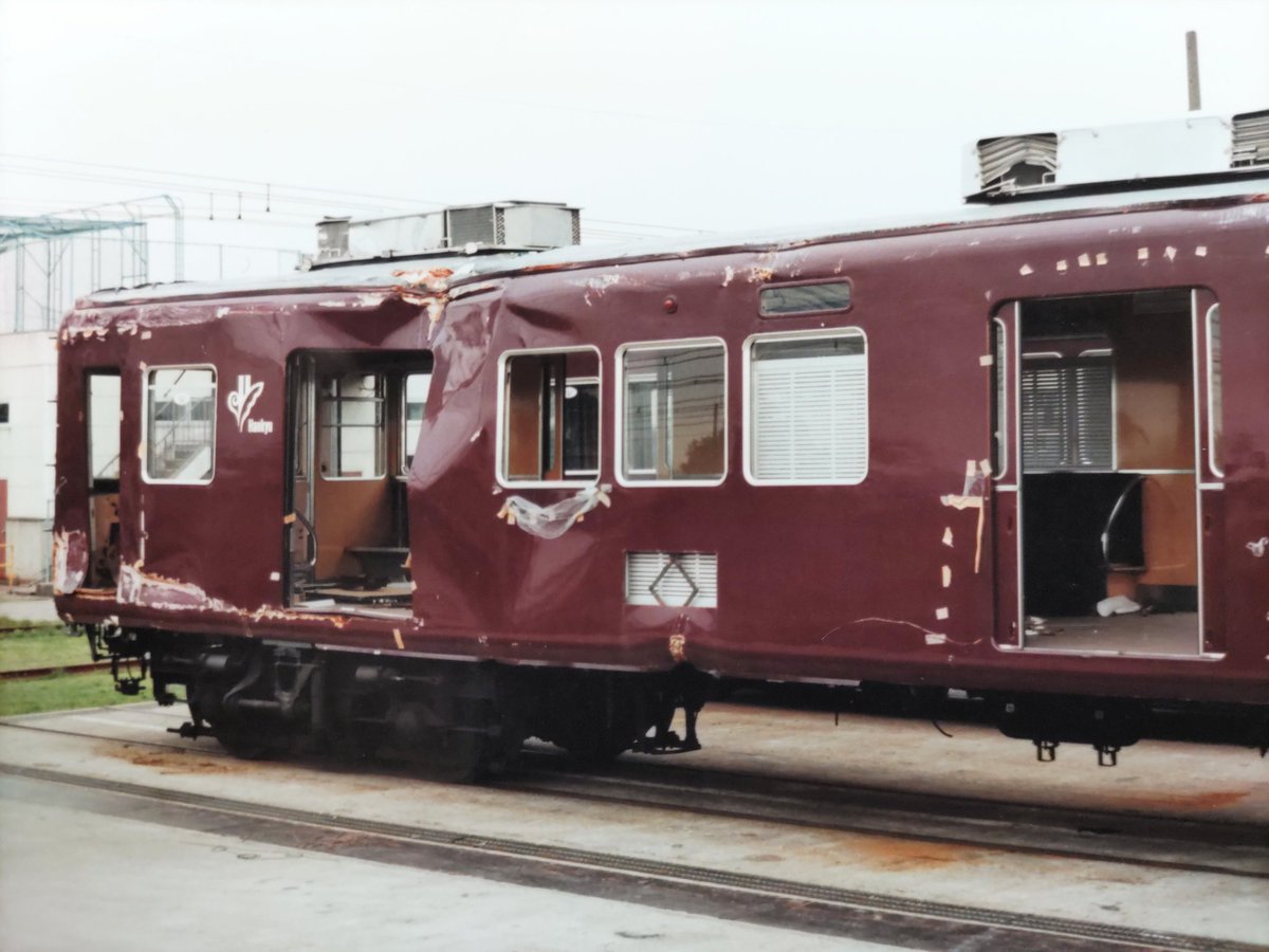 AZUKI_FS369A's tweet photo. #あの日あの時1995 
伊丹駅駅舎崩壊時、停車中だったc#3109は高架ホームごと地上に落下した。車体は構体が歪むほど損傷が激しく、復旧されることなく廃車解体されました。（1995.5 正雀工） https://t.co/FB6trgNGan