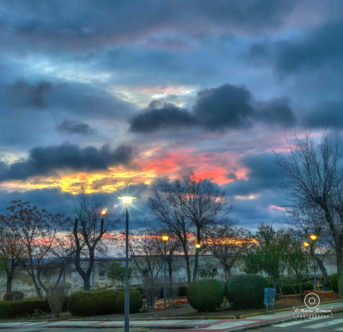 madorobla's tweet photo. #Azuaga,25/01
✍️Hoy, en este último sábado de enero, la borrasca #Eowyn deja una huella visible en el cielo. Nubes densas se mezclan con los tonos cálidos del amanecer.
@davidlopezrey
@tiempobrasero
@Tiempo_Mercedes
@sibilafc 
@slaplana_tve 
@ondacerosurextr
#TiempoExtremadura https://t.co/zL525jdKsR
