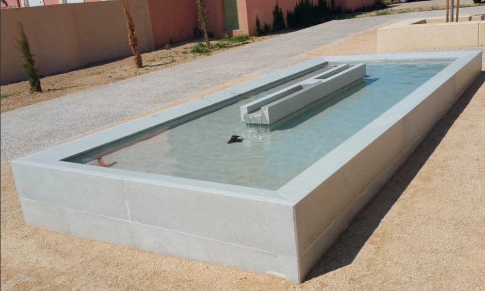 #Diseño | Fuente realizada en Bateig Azul apomazado para parque público en Francia 👌 s.mtrbio.com/onjscewnul

[#Arquitectura | #Piedra | #Fuentes | #Decoracion | #Exteriores | #DiseñoPersonalizado]