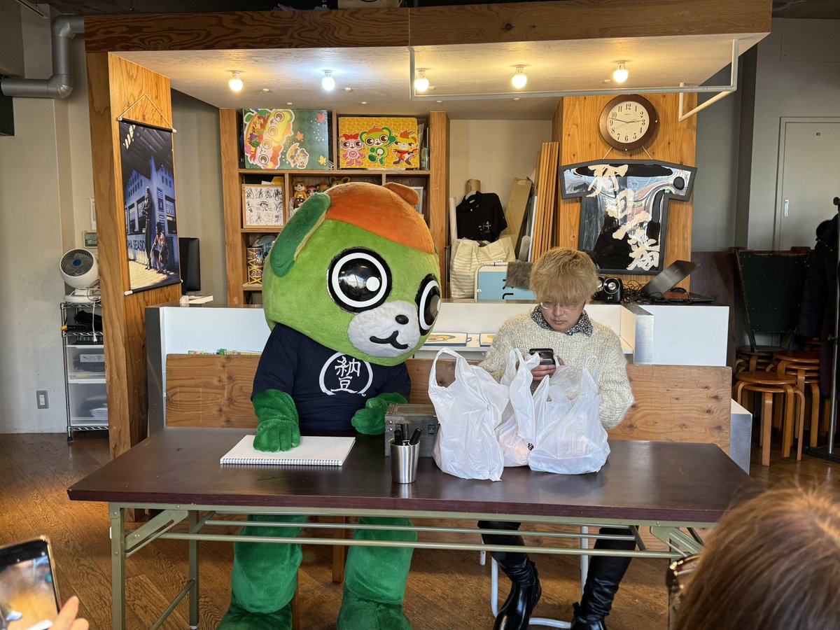 yo_tan's tweet photo. 休憩明け
買ってきたものをお披露目〜☆
果物からお漬物、ウインナー、干し芋、コーヒーなどなど様々な商品!!
イッちゃんがラヴァーズを想像して購入してくれた商品の数々🙌🏻
#大崎さんと冬散歩 #大崎一番太郎 #神崎隆広 #project30 #ride22 https://t.co/UZc08v9mlk