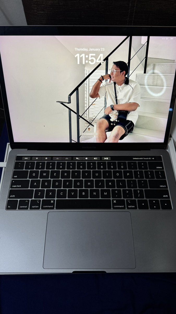 nothing_dots's tweet photo. Im selling my Macbook Pro 13inch 2020 512gb TouchBar

RM2899 can nego https://t.co/sQfatW91MY