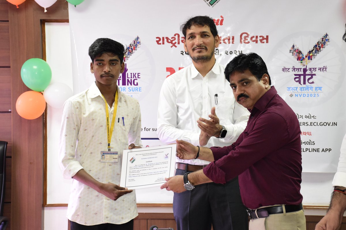 DydeoNarmada's tweet photo. ૧૫માં રાષ્ટ્રીય મતદાતા દિવસ-૨૦૨૫ અંતર્ગત વરિષ્ઠ મતદારો તથા કેમ્પસ એમ્બેસેડરને પ્રમાણપત્ર આપી સન્માનિત કરવામાં આવ્યા. #NVD2025 #Nothinglikevoting
@CEOGujarat
@CollectorNar
@SDMDediyapada
@mamdediyapada
@Ero148
@mamnandod https://t.co/ymKGAHCrWY
