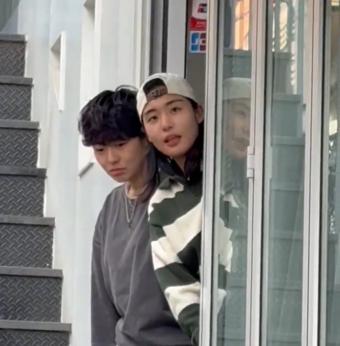 .                         얘 틴트 훔쳐간 사람 나와
                                   틴트 뭐라고?
디어달링틴트..
                                 그래 뒤에달린틴트
언니 페리페라도요..
                                      빨리 패란다