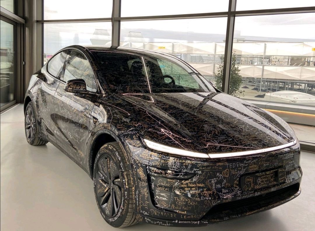 TeslaNewswire's tweet photo. Check out the first new Tesla Model Y produced at Giga Berlin, signed by the employees.

It’s now a true piece of art! https://t.co/VpVU7tJZI3