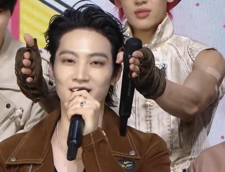 BambamskrrtZ's tweet image. Bambam puts his hands on the sides of jaebeom's head to make him focus on camera then jaebeom does the same when bambam starts talking😭😭😭 I LOVE THEM SO MUCH
GOT7 ON MUSIC CORE 
#PYTHONonMusicCore