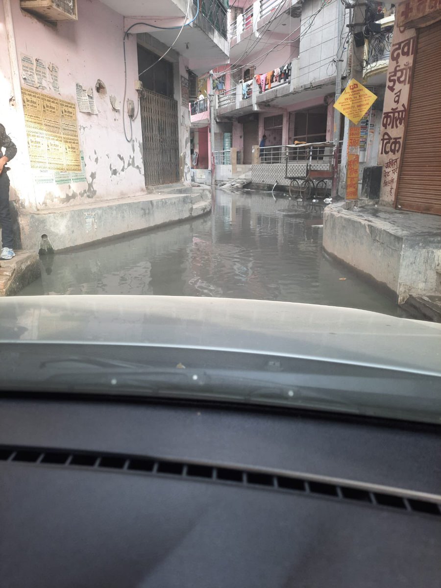 महोदय मैन रोड का मुख्य नाला काफी दिनों से कचरा भरने की वजह से ब्लॉक हुआ पड़ा है जिसकी वजह से गाँव की मुख्य गली मे जलभराव हो रहा है जिसके कारण आमजन बहुत प्रेसान है 
कुलेसरा गली नं 2 

विक्की पंडित ग्राम अध्यक्ष भाकियू(टिकैत) कुलेसरा <a href="/OfficialGNIDA/">Greater Noida Industrial Development Authority</a> <a href="/PrernaSinghIAS/">Prerna Singh</a> <a href="/dmgbnagar/">DM NOIDA Gautam Buddha Nagar</a>