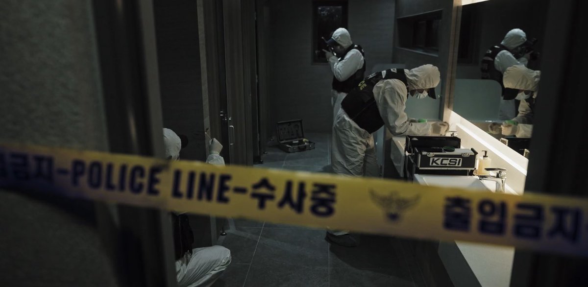 TarizSolis's tweet photo. Kayanya bakal ngikutin Unmasked setelah nonton empat episode pertamanya. Series thriller investigasi yg seringkali seru, tapi tak jarang pula bikin ngakak, marah & mewek.

Tentang tim acara jurnalisme TV yg berusaha menguak kasus kriminal yg tak berhasil ditangani polisi & jaksa.
