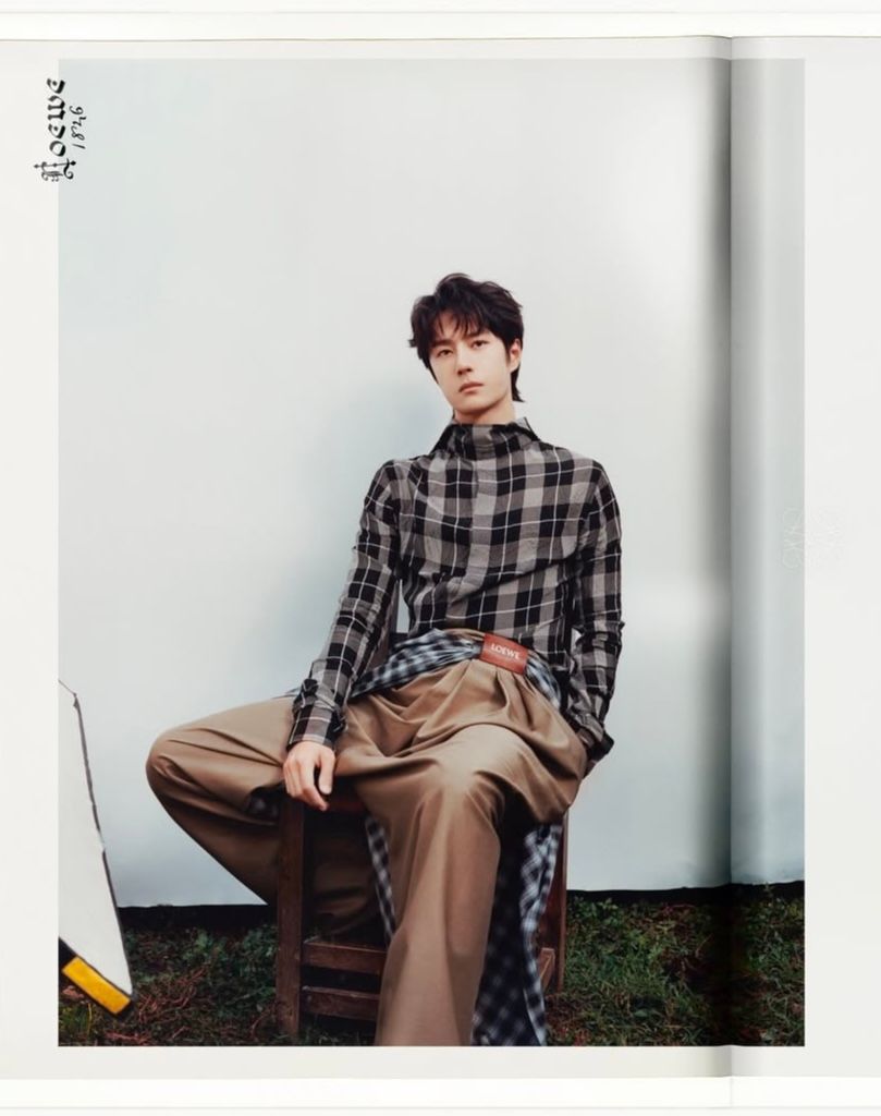 glittermagazine's tweet photo. Actor Wang Yibo models the new Loewe Spring Summer 2025 collection. https://t.co/9CNLUJhJWu