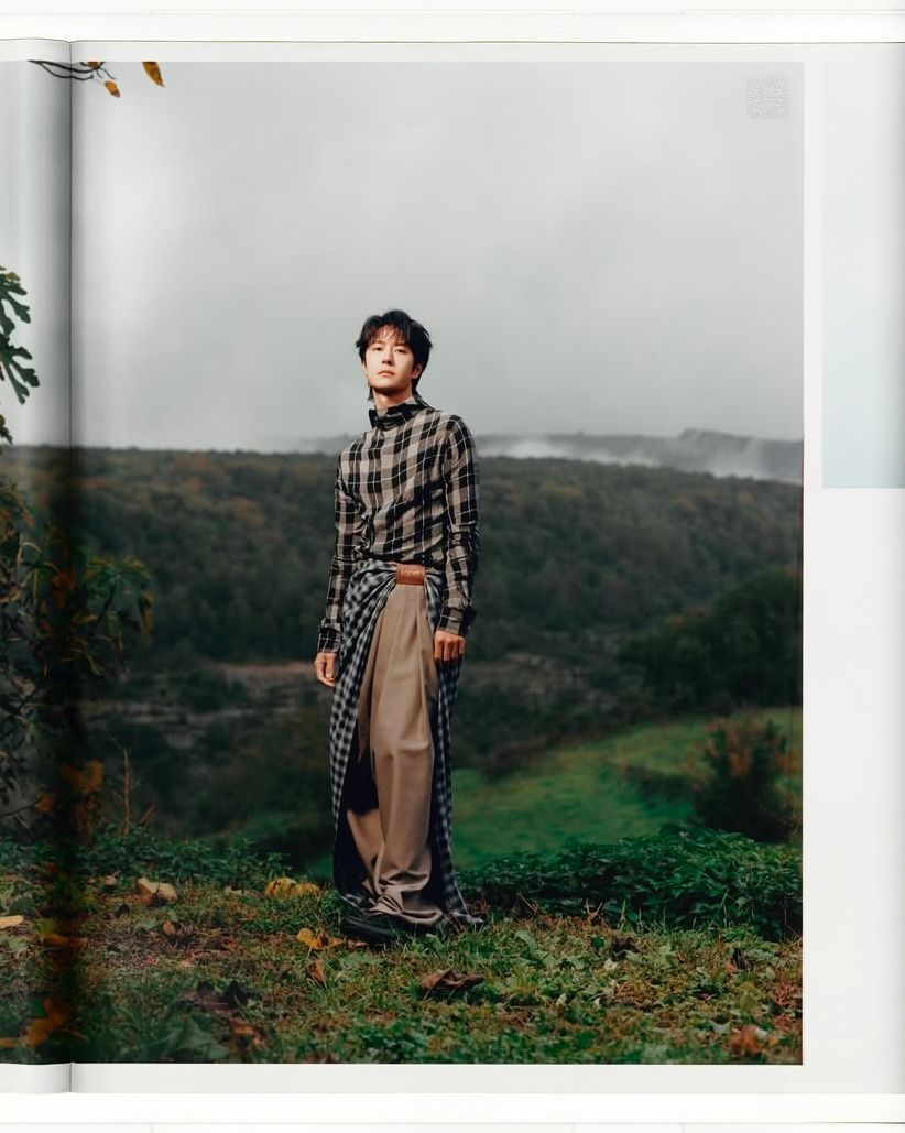 glittermagazine's tweet photo. Actor Wang Yibo models the new Loewe Spring Summer 2025 collection. https://t.co/9CNLUJhJWu