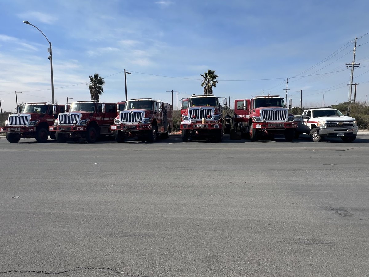 CALFIRECZU's tweet image. Strike Team 9171C is at it again! These firefighters are battling the #Border2Fire. This team is made up of 3 CAL FIRE CZU engines and 2 @calfireSCU engines and a CZU fire captain. 
#CaWx