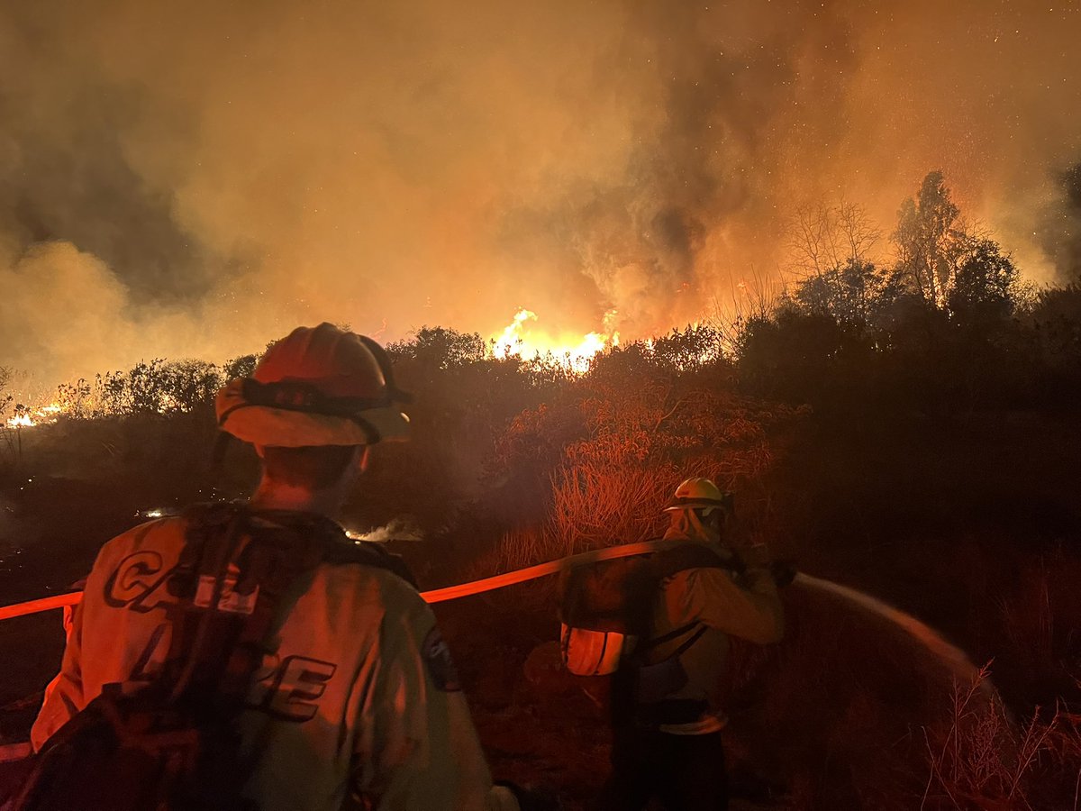 CALFIRECZU's tweet image. Strike Team 9171C is at it again! These firefighters are battling the #Border2Fire. This team is made up of 3 CAL FIRE CZU engines and 2 @calfireSCU engines and a CZU fire captain. 
#CaWx